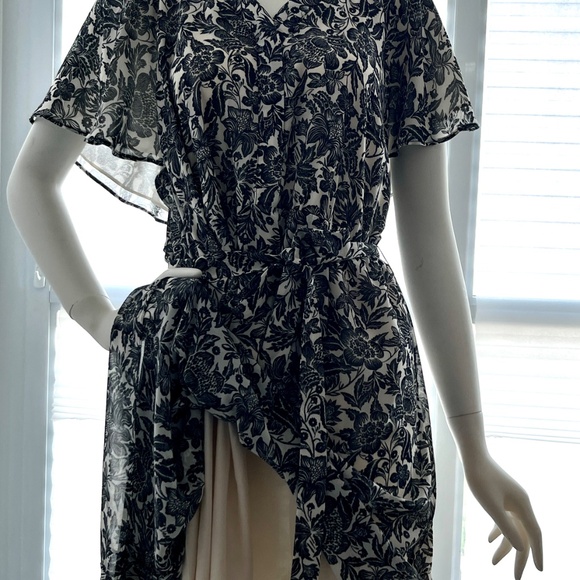 V-neck chiffon dress - Picture 9 of 16